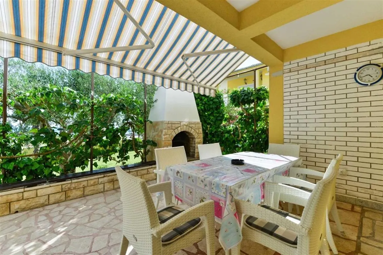 Apartment House Inga Вир