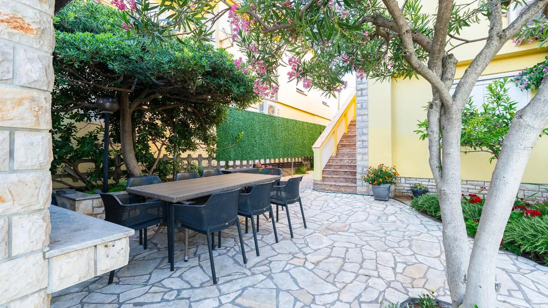 Apartment House Inga Вир