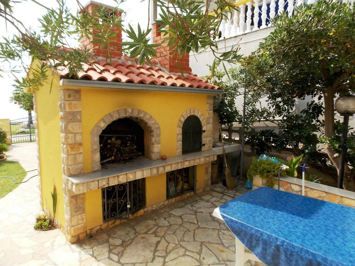 Apartment House Inga Вир