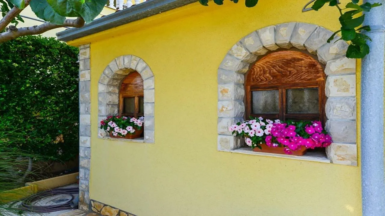 Apartment House Inga Вир