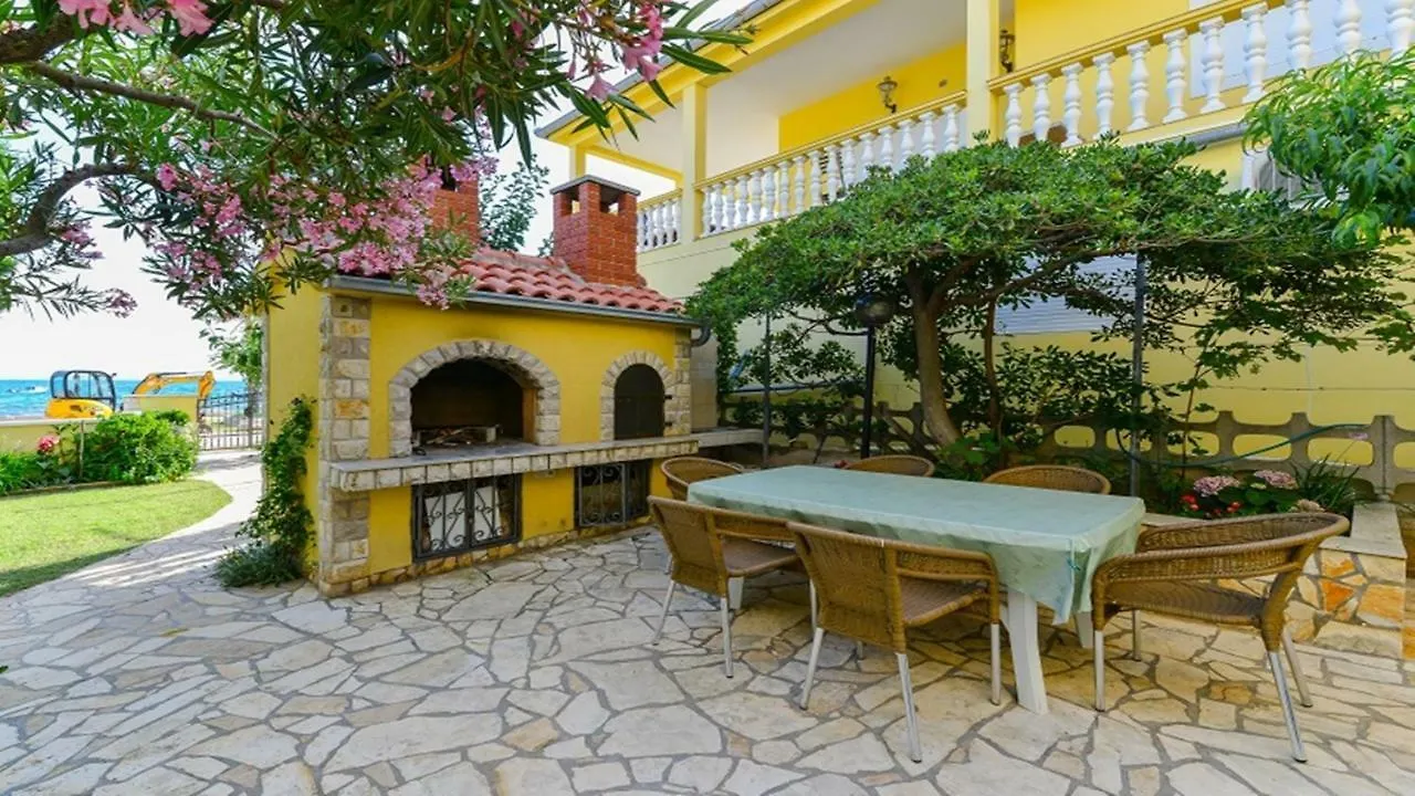 Apartment House Inga Вир
