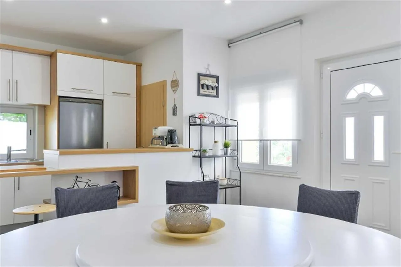 Apartment House Inga Vir 0*,